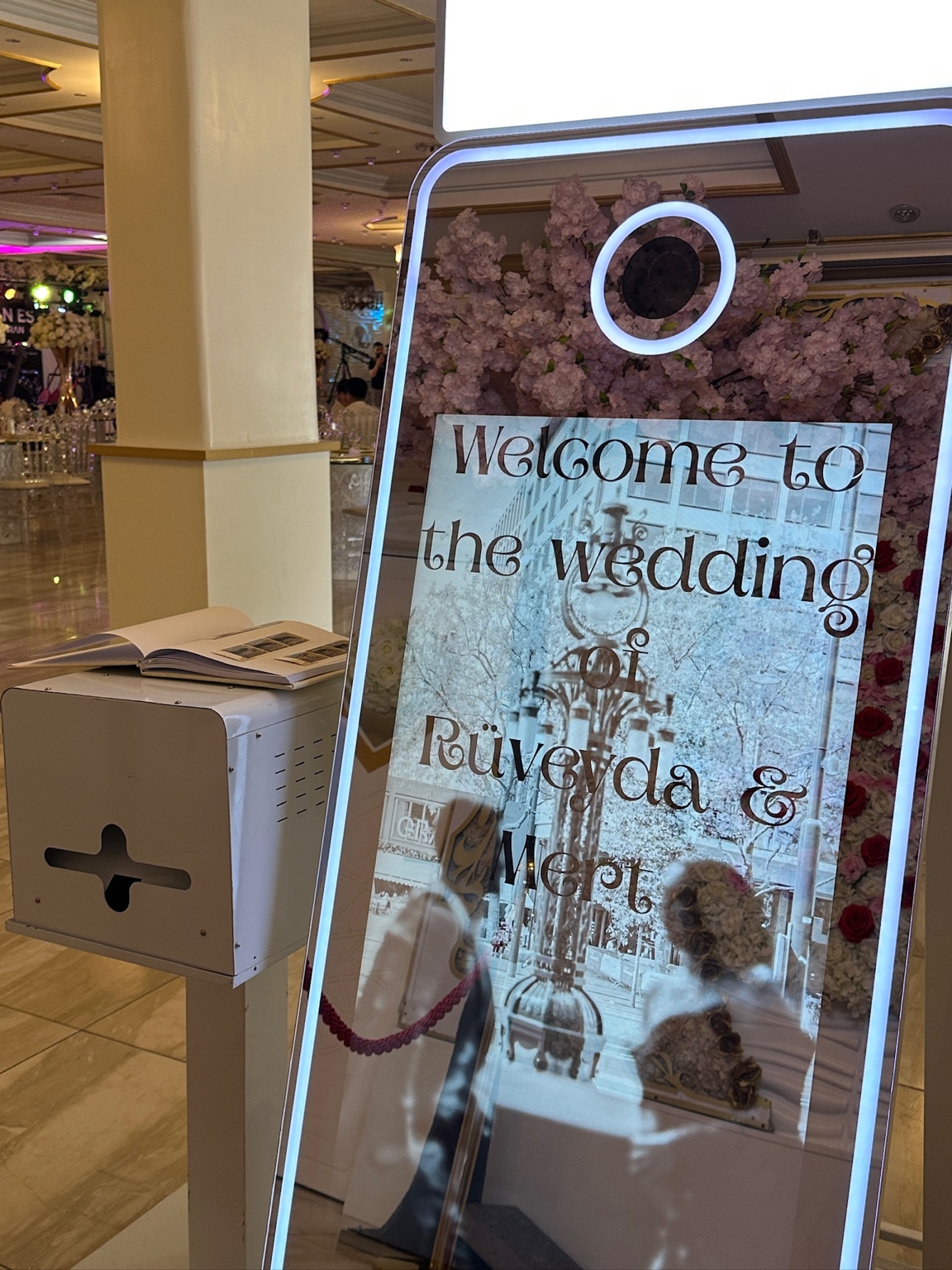 Bruiloft setup met bloesems en mirror